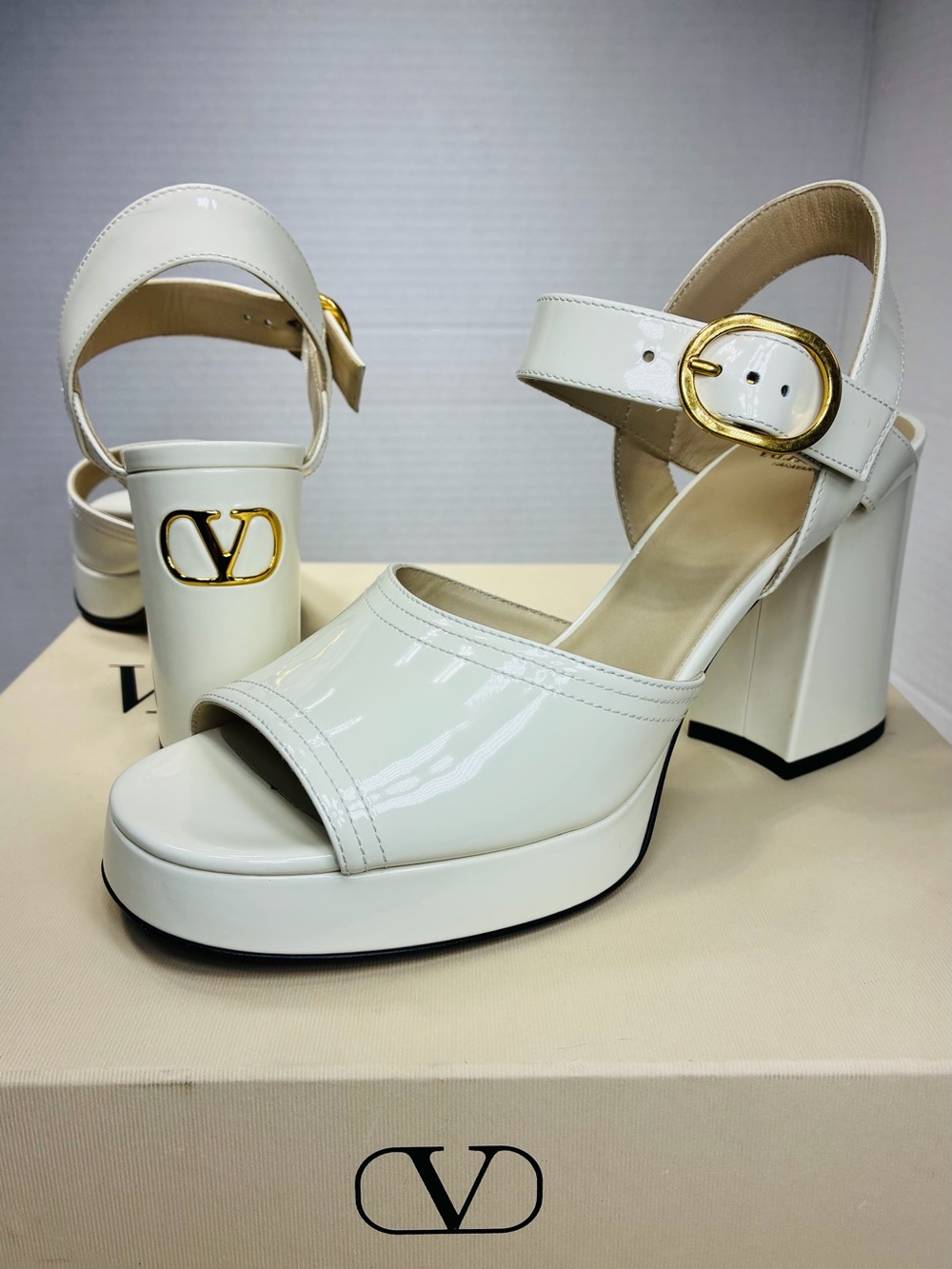 VALENTINO GARAVANI V-LOGO FAWCETTE PLATFORM SANDAL IVORY POLISHED LEATHER S.38.5